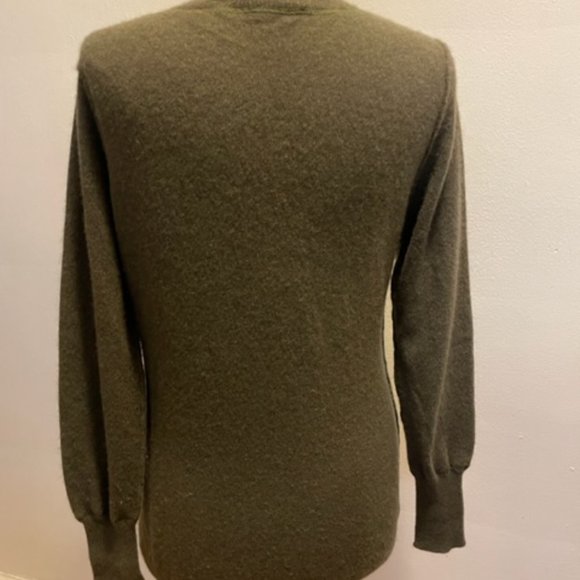 Subtle Luxury California cashmere hunter green V-neck sweater - Picture 3 of 5